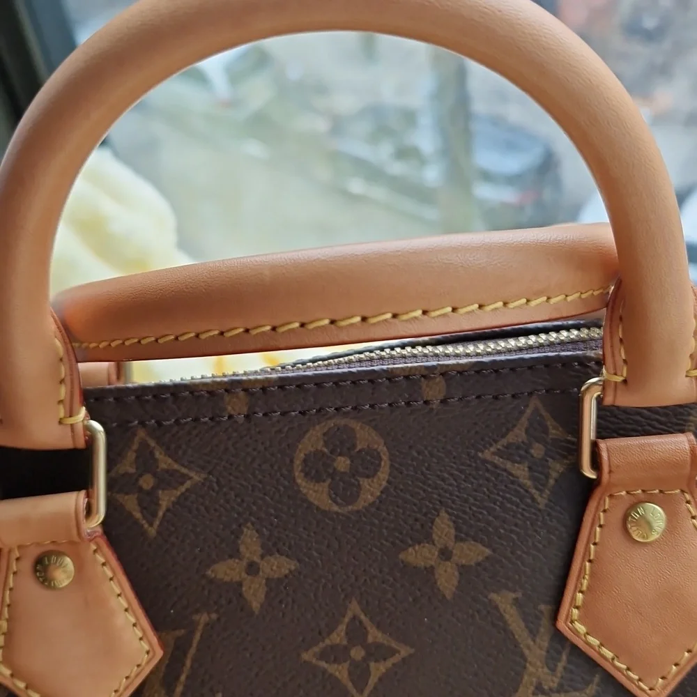 Louis Vuitton Brown Monogram Round Bag  Bandouliere 30. WITHOUT A STRAP. - Picture 4 of 16